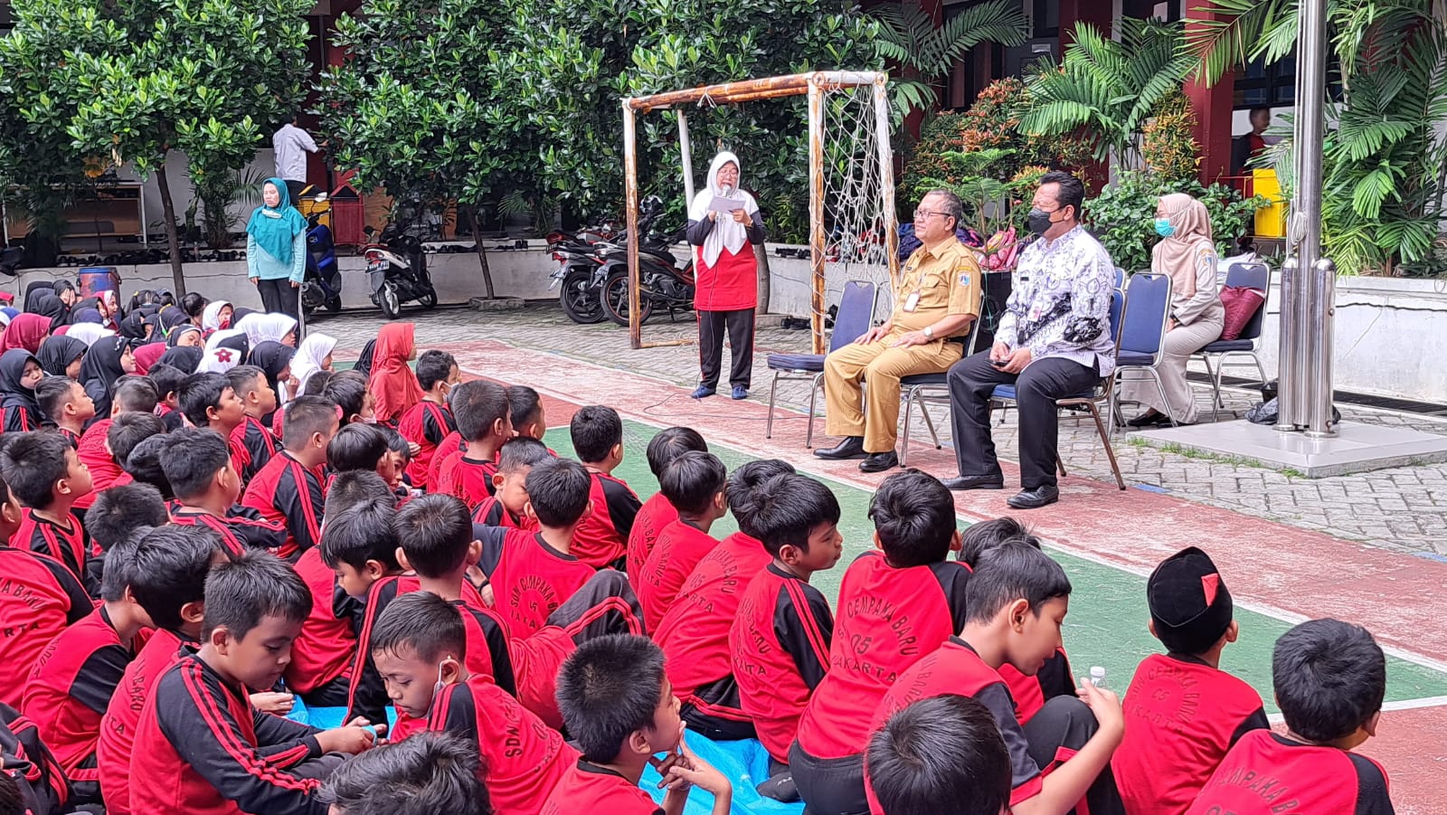 KETUPAT BETAWI : Ketemu Pemustaka Bareng Team Wisata Literasi Di SDN Cempaka Baru 05 Pagi